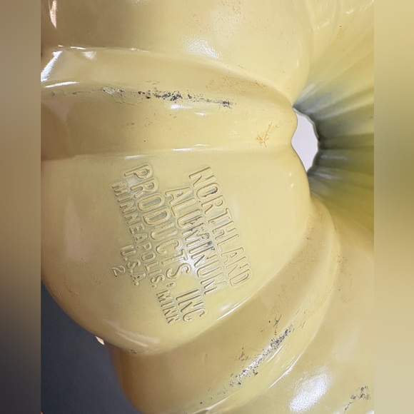 Bundt Pan . Heavy duty aluminum cake pan. 10” - Picture 3 of 6